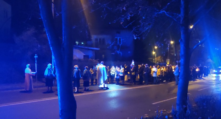 W czwartek wieczorem procesja fatimska z różańcem przeszła ulicami miasta