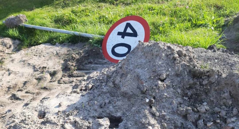Pan Grzegorz: W Strzelcach GDDKiA buduje chodnik. To znaczy budowała, bo pracownicy zniknęli. Tylko bałagan został