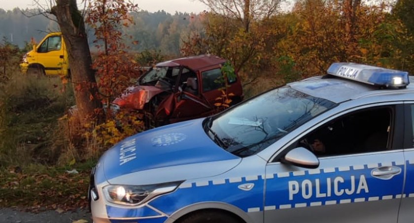 50-letni pijany kierowca stracił panowanie nad kierownicą. Daewoo tico zjechało do rowu i uderzyło w drzewo