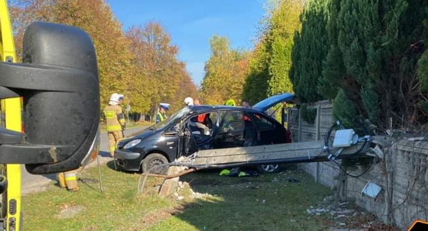 38-letni kierowca citroena wjechał w słup i ogrodzenie. W wydychanym miał 2 promile 