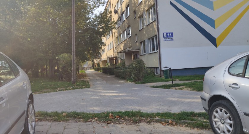 Pani Katarzyna: Sąsiada nieśli kilkaset metrów, bo karetka nie może wjechać przed blok. Prezes RSM: Poszukamy rozwiązania 