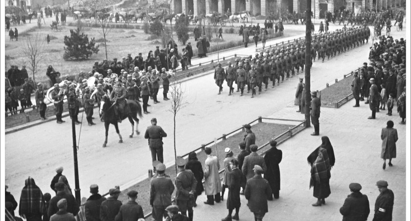 Radomszczańskie Muzeum Regionalne zaprasza na wystawę. Można ją obejrzeć nie wychodząc z domu. Jest multimedialna