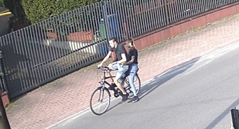 Policja szuka złodziei roweru skradzionego z ulicy Piramowicza. Jeden wiózł drugiego na bagażniku 