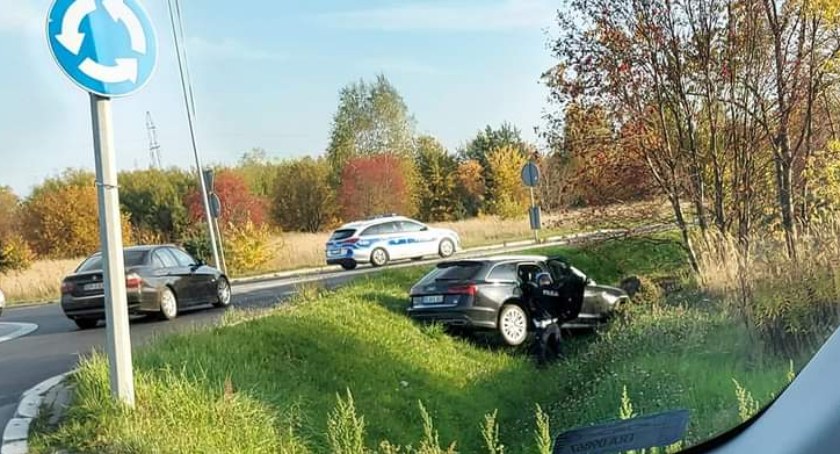 Był pijany i próbował uciekać. Kierowca audi jazdę zakończył w rowie 
