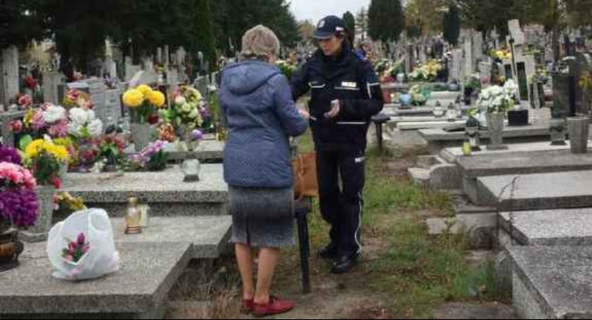 Na cmentarz nie zabieraj ze sobą dużej sumy pieniędzy czy karty do bankomatu. Do sprzątania grobów nie są potrzebne