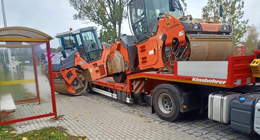 Kolizja samochodu ciężarowego. Maszyna budowlana stoczyła się na jezdnię