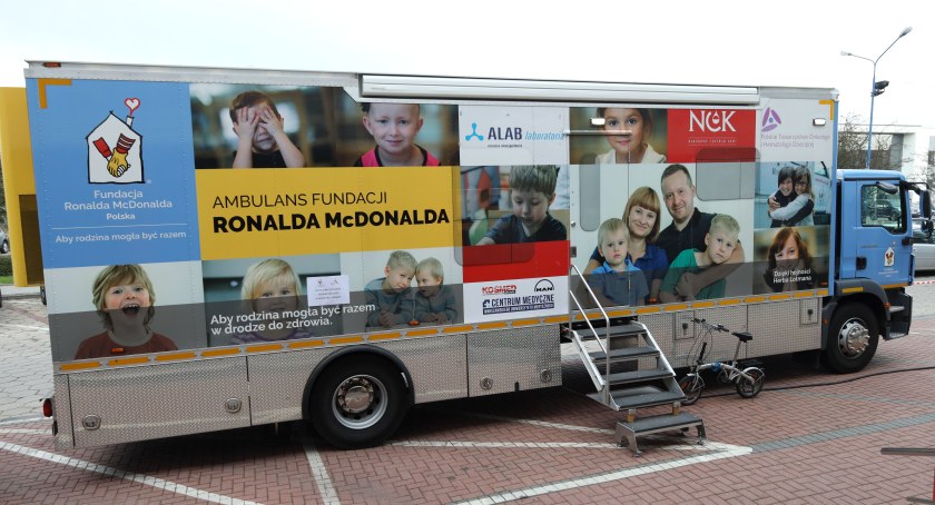 Ambulans Fundacji McDonalda stoi w Radomsku. Trwają badania profilaktyczne przeciw nowotworom u dzieci