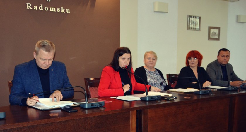 Powiat: komisja edukacji o pieniądzach w oświacie i wynagrodzeniach dla nauczycieli