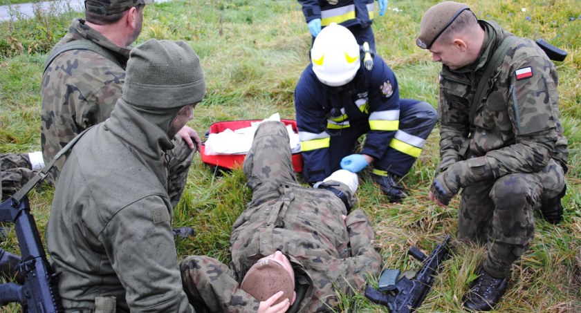 [ZDJĘCIA] Strażacy ochotnicy z Rzejowic opatrywali rannych żołnierzy 93 Batalionu Lekkiej Piechoty
