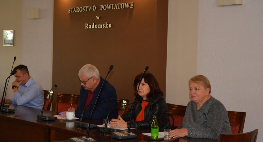 O inwestycjach w drogi i wsparciu rolnictwa na komisji rozwoju powiatu