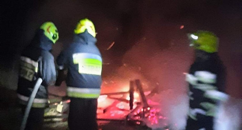 Pożar ambony myśliwskiej w lesie w miejscowości Młynek. Na miejscu trzy zastępy straży 