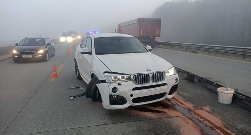 BMW uderzyło w bariery oddzielające pasy jezdni na autostradzie 