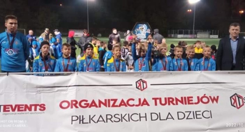 Chłopcy z rocznika 2014 RKS Radomsko na podium turnieju Steel Cup w Stróżach