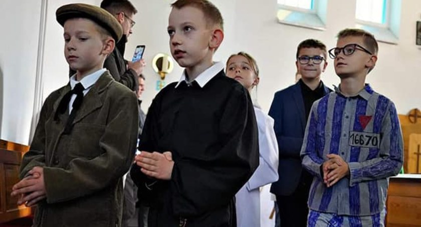 Internauci oburzeni: dzieci w obozowych pasiakach i z Gwiazdą Dawida na Balu Wszystkich Świętych w Radomsku