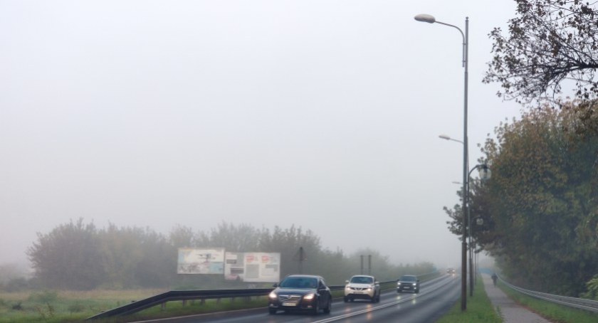 Czytelnicy pytają: Dlaczego latarnie świecą się w dzień? Urząd miasta odpowiada: Trwają odbiory techniczne