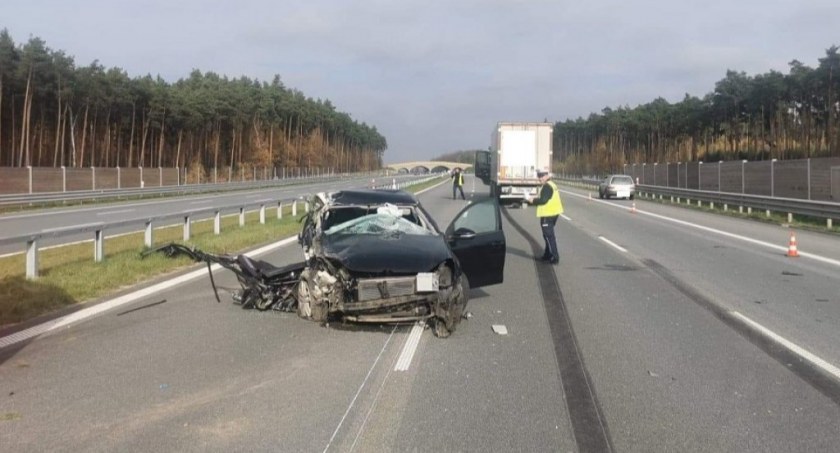 Policjanci ustalili: To volkswagen wjechał w naczepę volvo. Zginęła 47-letnia Wietnamka. Funkcjonariusze apelują: ostrożniej