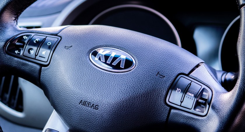 49-latka jechała zbyt szybko. Wjechała w ogrodzenie, potem auto dachowało