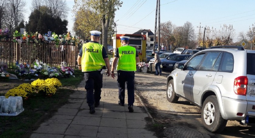 Wszystkich Świętych w policyjnych statystykach: jeden wypadek śmiertelny i trzech pijanych kierowców