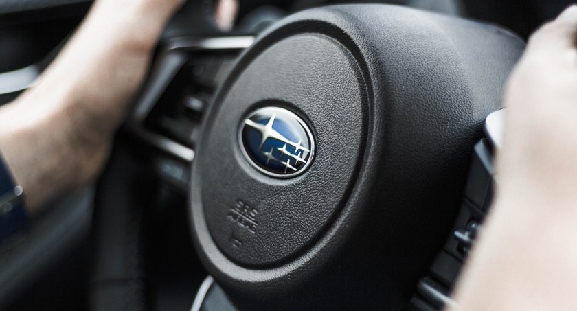 Subaru zjechało z drogi i uderzyło w drzewo. W aucie były dwie osoby dorosłe i dziecko 