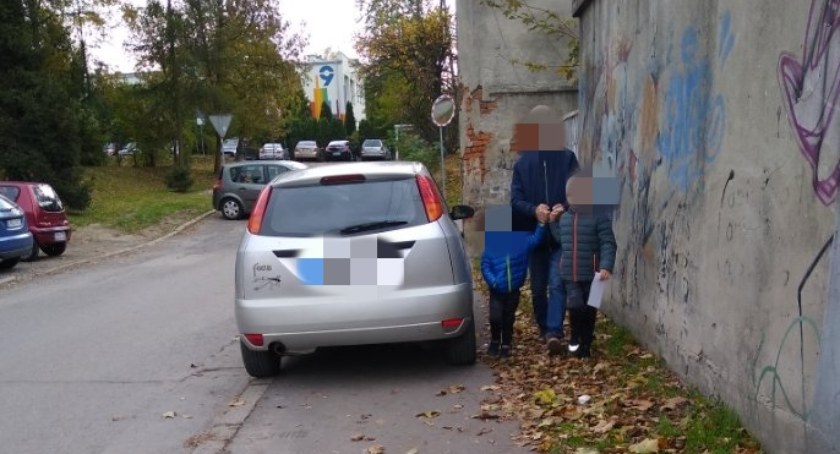 Czytelniczka: Kierowcy parkują tam notorycznie. Widziałam dziewczynkę, która musiała iść ulicą