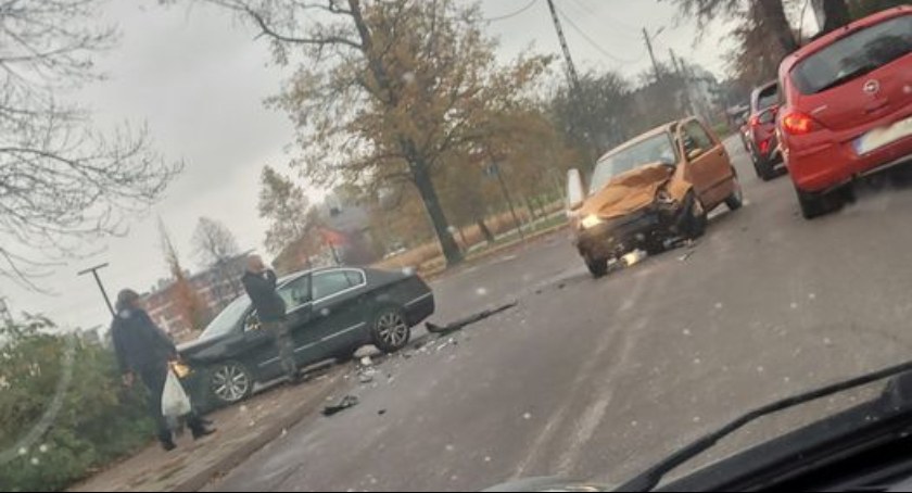 Wypadek na skrzyżowaniu Krasickiego, Sierakowskiego o Kościuszki. Kierowca passata wymusił pierwszeństwo 