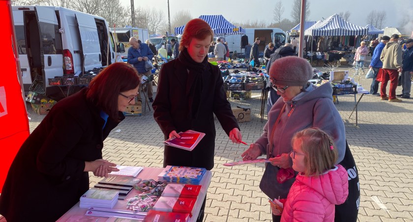 Posłanka Anita Sowińska spotkała się z radomszczanami na miejskiej Targowicy 
