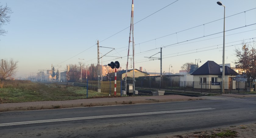 Pan Jakub mówi, że w pobliżu przejazdu jest niebezpiecznie. Urząd odpowiada: Taka organizacja jest od 20 lat