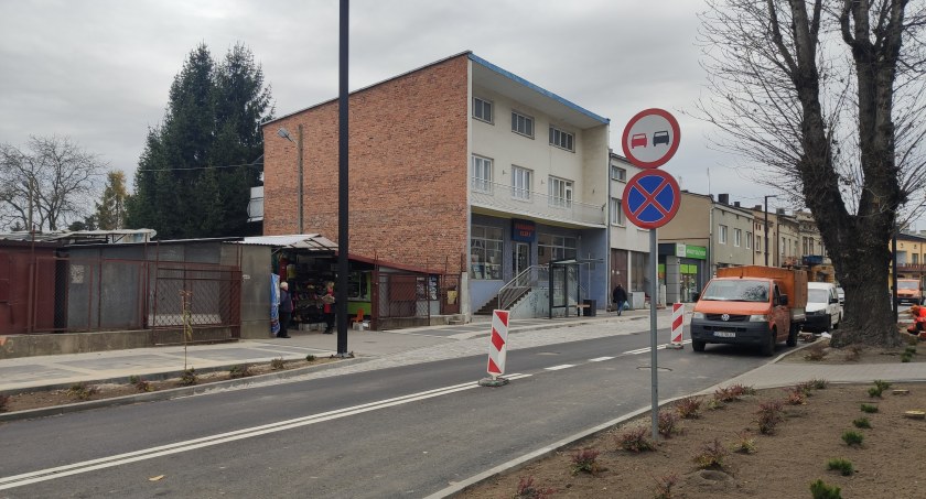 Zakaz parkowania na Żeromskiego. Urząd wyjaśnia: Po to, żeby chronić zieleńce