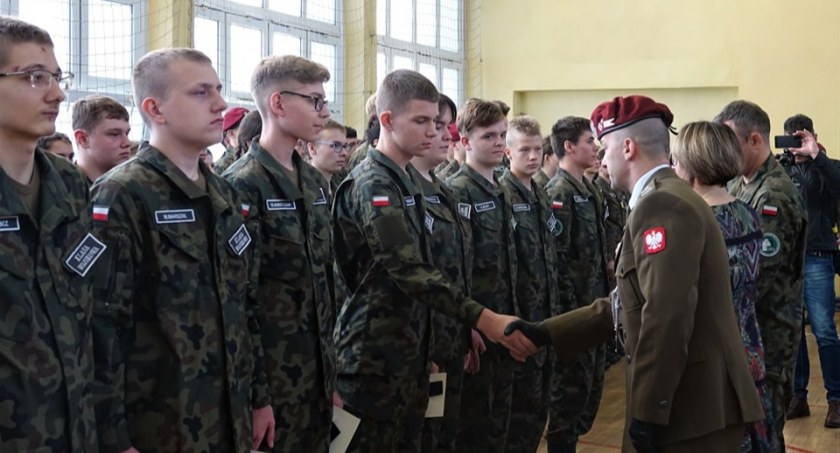 Ślubowanie uczniów klas mundurowych w Drzewniaku. Na sztandar szkoły