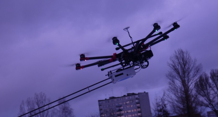 Dron antysmogowy już się grzeje. Na razie loty testowe, a w sezonie grzewczym będzie latał na poważnie