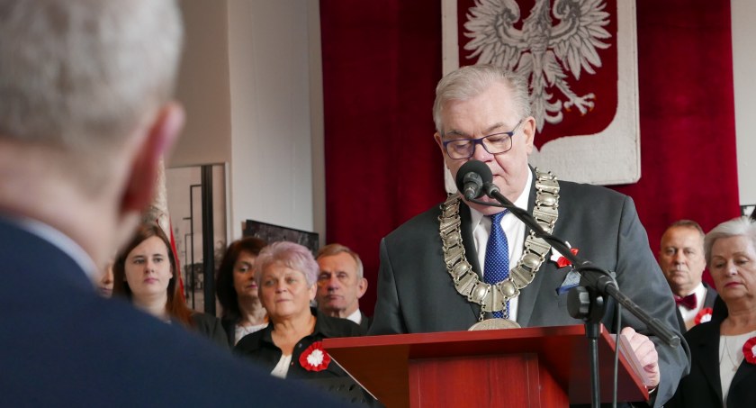 [ZDJĘCIA] 104. Rocznica odzyskania niepodległości. Uroczysta sesja i wręczenie medali Miasta Radomska