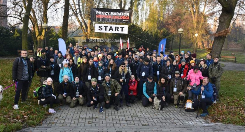 124 uczestników Pieszego Maratonu Niepodległości 2022 już na trasie 