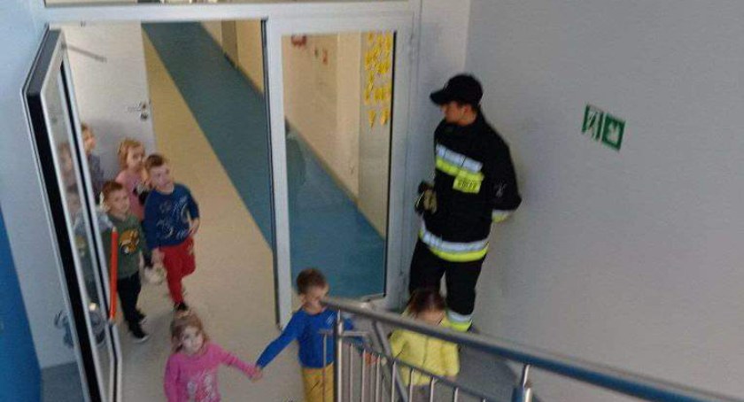 Strażacy wezwani do przedszkola w Gomunicach. Dzieci zostały ewakuowane 