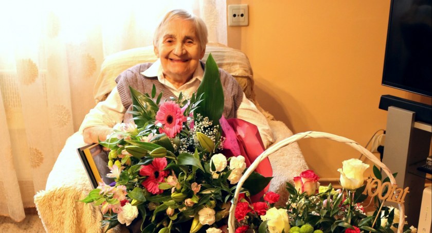 Pani Helena Kwapińska skończyła 100 lat. Życzenia złożył jej prezydent i kierowniczka USC