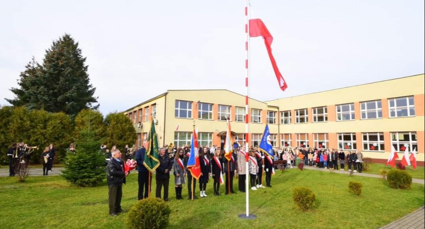 Szkoła podstawowa w Przedborzu: Uroczyste podniesienie flagi państwowej na maszt