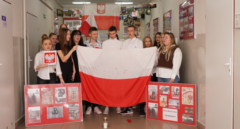 [Zdjęcia] W Ekonomiku odbył się konkurs piosenek patriotycznych z okazji Święta Niepodległości