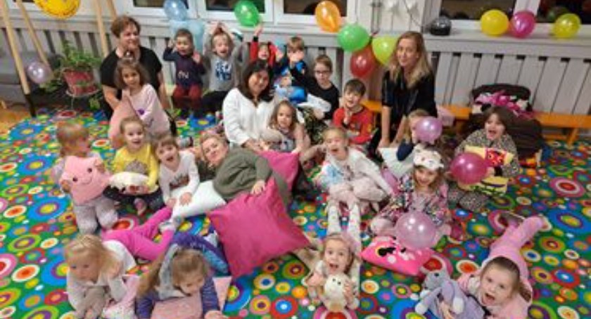 Piżama Party w przedszkolu nr 9: bitwa na poduszki do później nocy