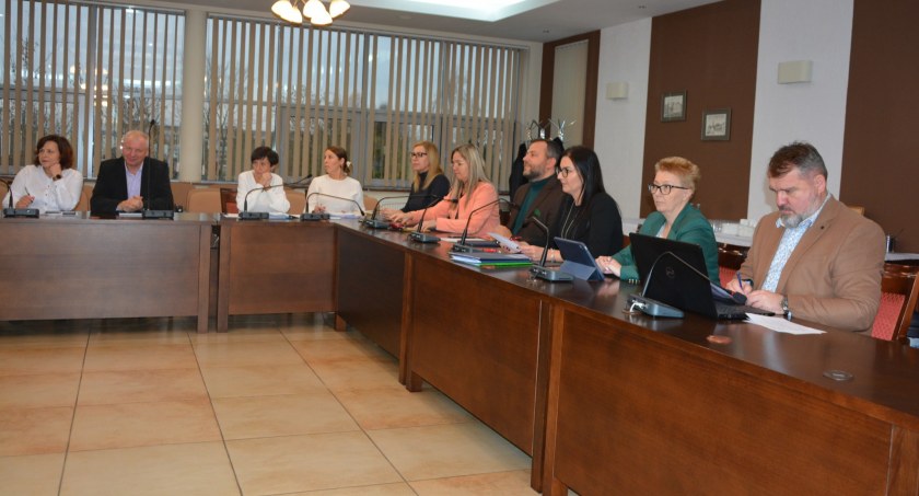 Skargi na dyrektorkę II LO i na starostę bezzasadne - orzekła komisja rady powiatu