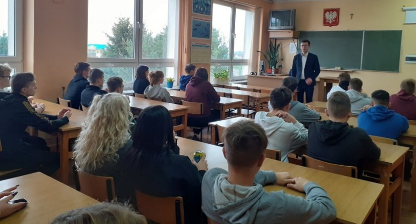 Młodzież z Drzewniaka spotkała się z Powiatowym Rzecznikiem Konsumenta