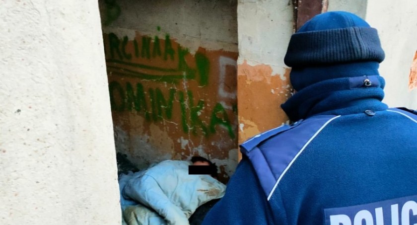 Policjanci sprawdzają pustostany. Jeden telefon może uratować życie bezdomnej osoby