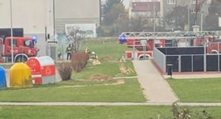 Wozy straży pożarnej drugi raz przed nowym basenem Aquara przy ul. św. Jadwigi Królowej 