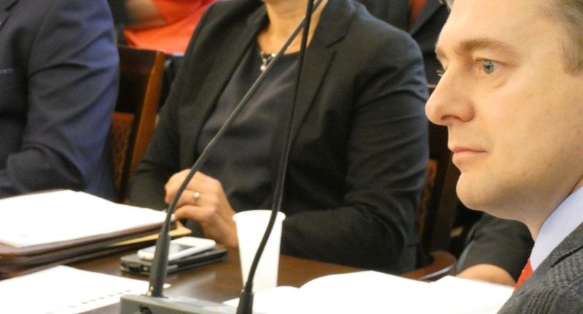 Rodzinne kadry władzy. „Żony, mężowie, dzieci i kuzyni muszą przecież gdzieś pracować?!” Tylko dlaczego akurat w samorządzie?