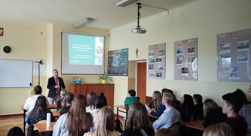 II LO wznowiło współpracę z Instytutem Historii Uniwersytetu Łódzkiego. Pierwszy wykład wygłosił Sławomir Szczesio