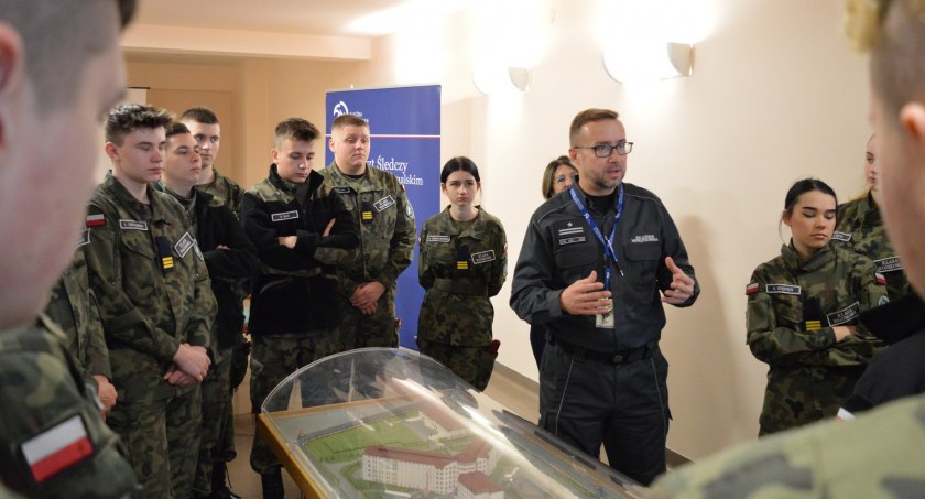 Uczniowie Drzewniaka w Areszcie Śledczym w Piotrkowie Trybunalskim. Trafili tam przyszli logistycy