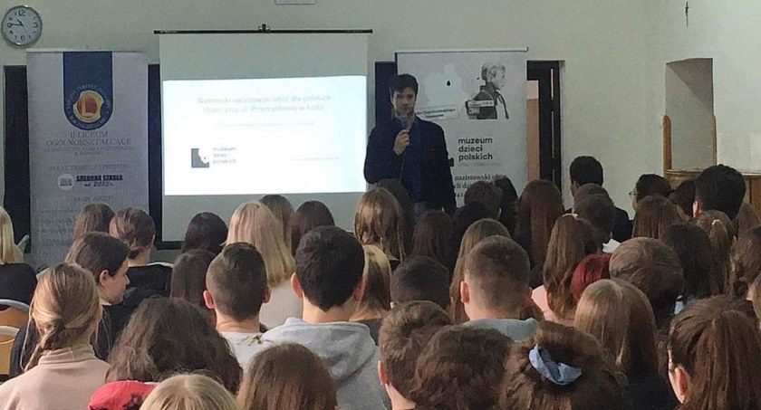 Michał Hankiewicz z Muzeum Dzieci Polskich w II LO. Z wizytą edukacyjną 