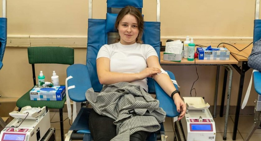 Uczniowie i nauczyciele Elektryka oddali 16 litrów krwi dla Ani Zbierańskiej, licealistki chorej na białaczkę 