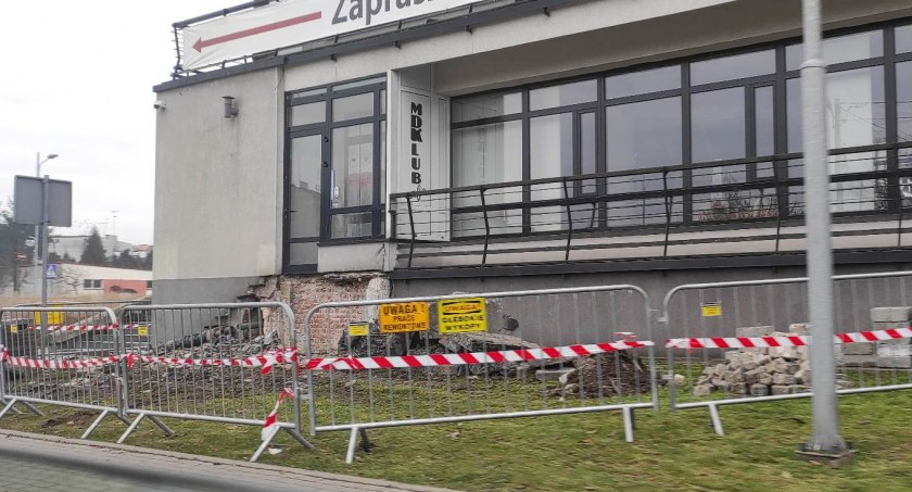 Czytelnik: A tych schodów przy MDK to nie powinien zobaczyć konserwator zabytków? Dyrektor Zygma: Odpowiem czytelnikom jutro