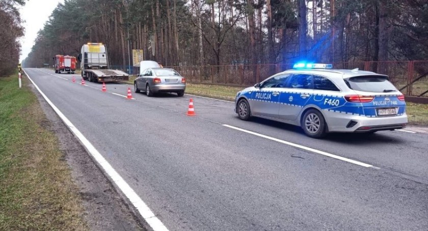 Przedbórz: zderzenie samochodu osobowego i lawety. Do szpitala odwieziono kilkumiesięczne dziecko