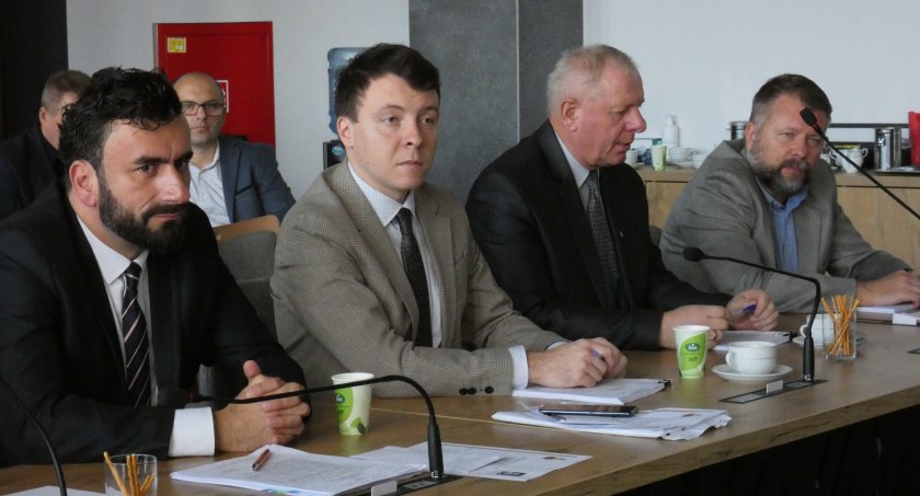 PiS, niemy koalicjant: „Mają dobrą zabawę, bo rządzą, ale z boku. Siedzą i milczą
