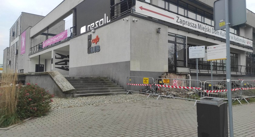 Dyrektor MDK: Remont schodów prowadzony jest zgodnie z przepisami. A opinia konserwatora? Niepotrzebna